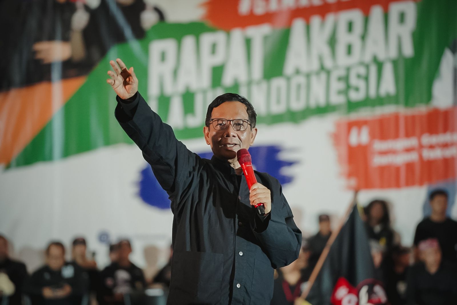 Cawapres nomor urut 3 Mahfud MD menghadiri Rapat Akbar Laju Indonesia #GAMA2024 di Mustikasari Convention Hall, Mustikajaya Bekasi Timur, Sabtu (9/12/2023). - Image