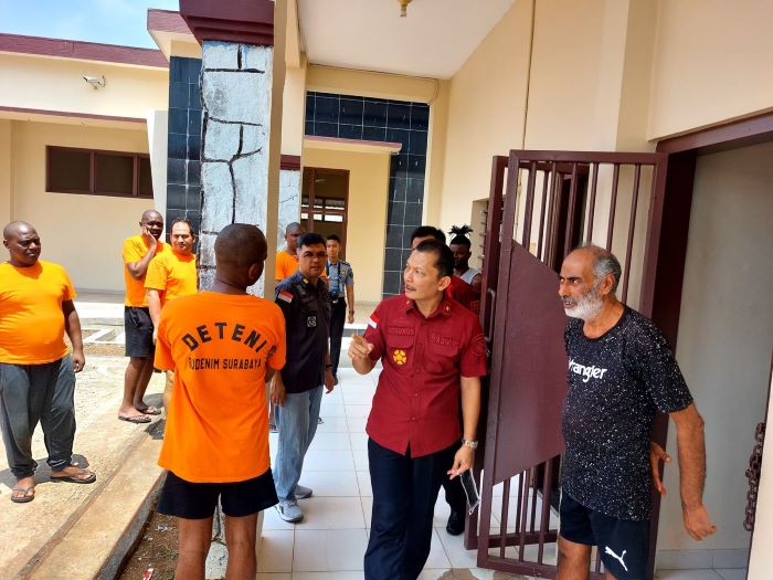 Kanwil Kemenkumham Jatim selidiki kasus untuk mengetahui pelaku dan motif perusakan di tempat penampungan pengungsi di Puspa Agro, Sidoarjo. - Image