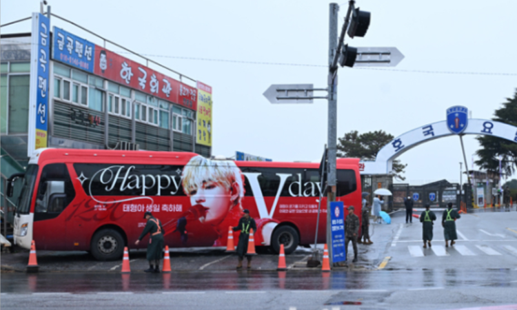 Mobil member BTS, V dan RM memasuki arena lokasi militer. (Sumber: mydaily) - Image