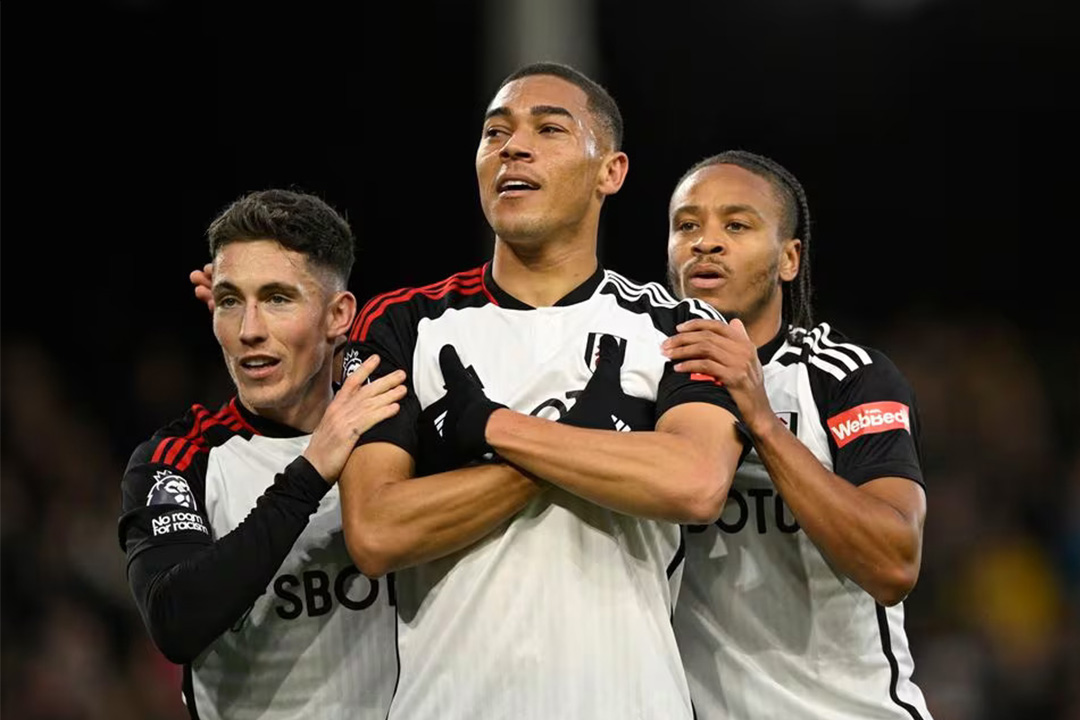Carlos Vinicius dari Fulham merayakan gol kelima tim mereka bersama Bobby De Cordova-Reid dan Harry Wilson saat melawan West Ham pada Minggu (10/12). (Sumber: REUTERS/Tony Obrien) - Image