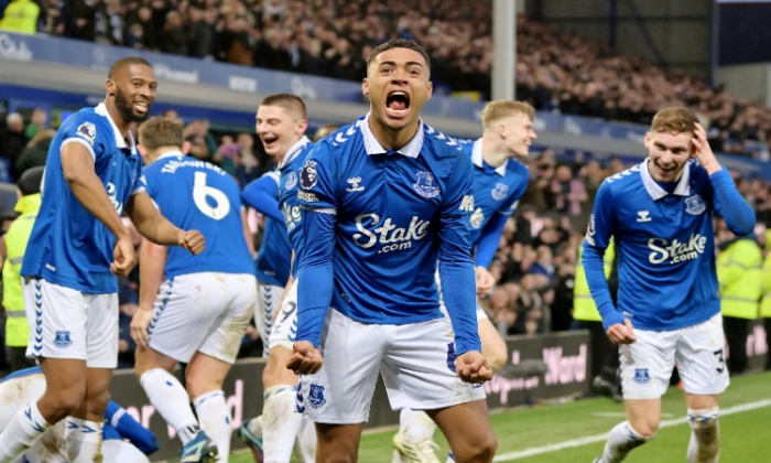 Lewis Debbin dan rekan setimnya rayakan gol kedua The Toffees atas Chelsea dengan skor akhir 2-0. (Twitter (X)/@everton) - Image