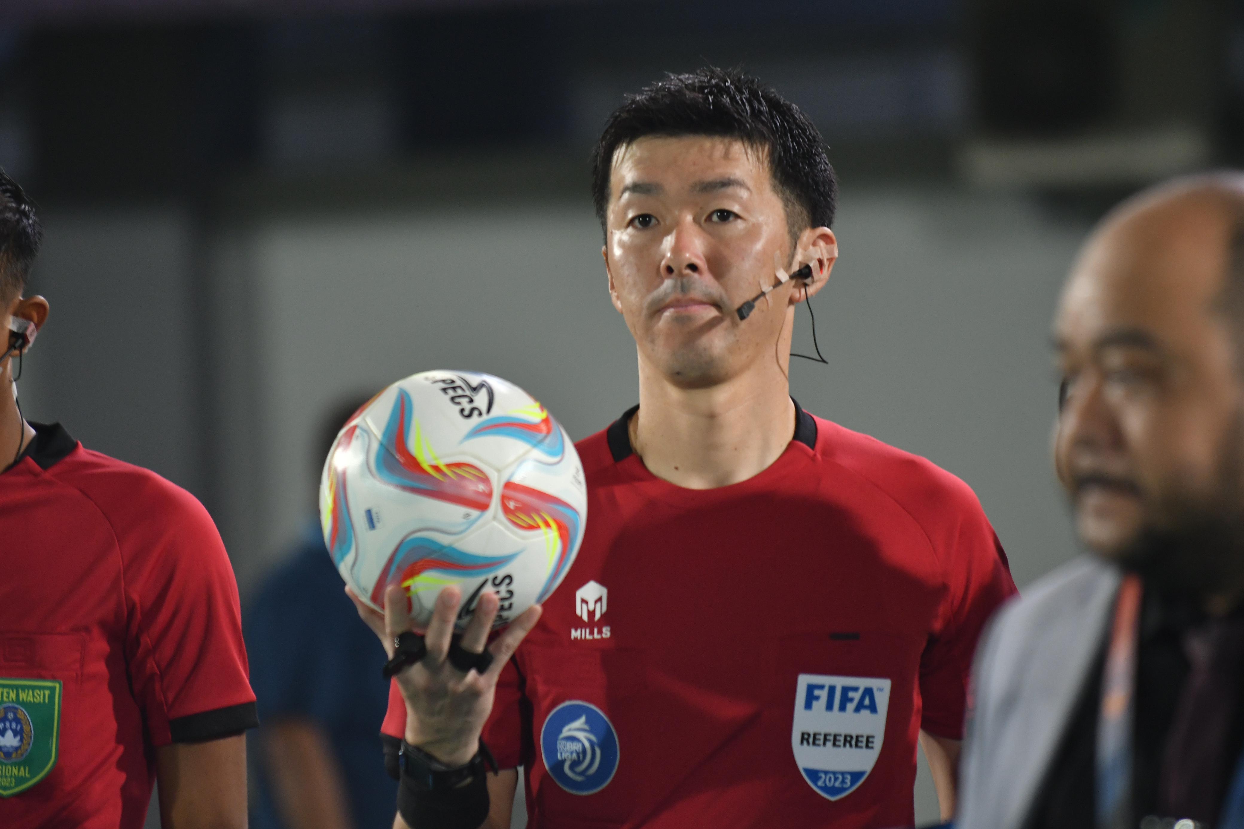 Wasit asing asal Jepang memimpin pertandingan Liga 1 2023-2024. - Image