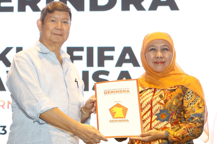 RESMI: Khofifah Indar Parawansa saat menerima surat rekomendasi dari Wakil Ketua Dewan Pembina DPP Partai Gerindra Hashim Djojohadikusumo di Surabaya, kemarin. - Image
