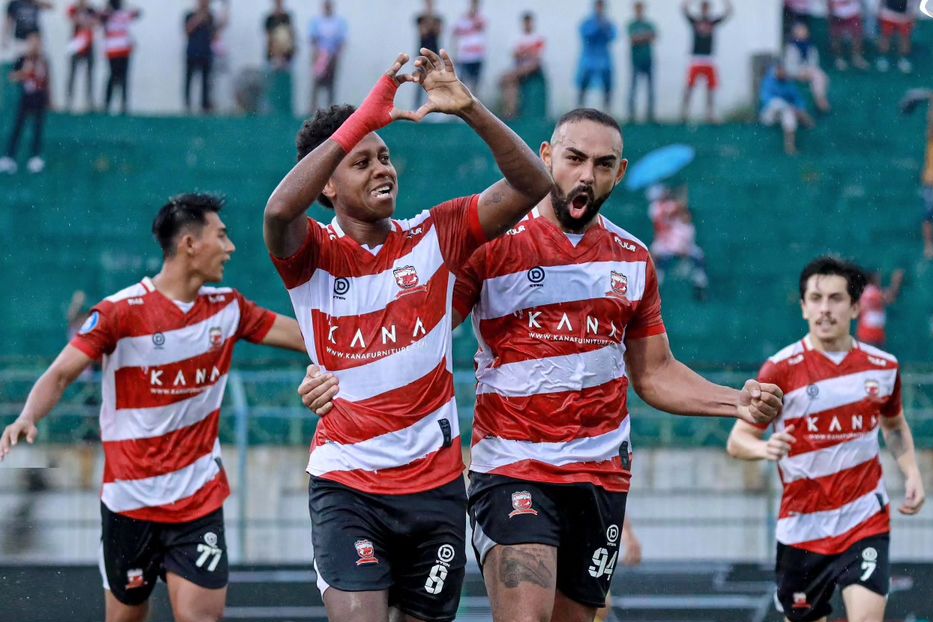 Madura United menang telak 4-1 atas Barito Putera di Liga 1 2023/24 pada Minggu (11/12). (IG/maduraunited.fc) - Image
