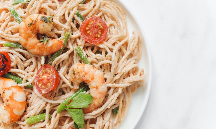 Nikmati hidangan pasta udang pedas yang lezat dan cepat ini untuk makan malam Anda. (sumber: pexels/Polina Tankilevitch) - Image