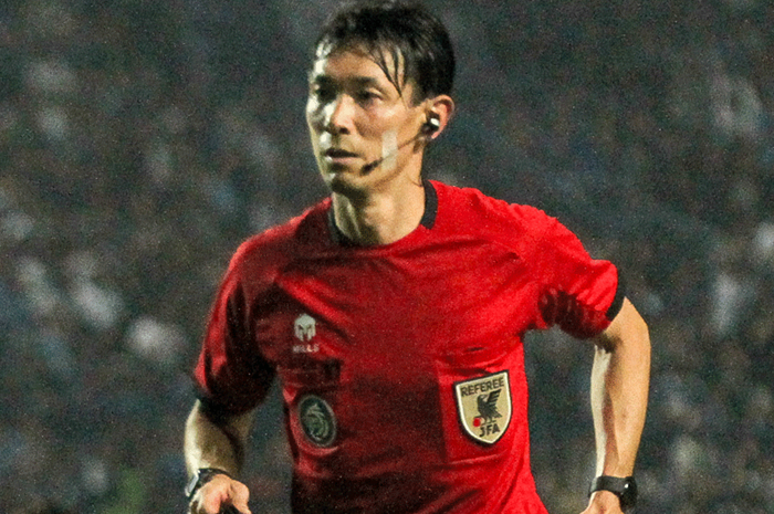 TEGAS: Futoshi Nakamura (atas) memimpin duel Persib Bandung versus Persik Kediri di Stadion Gelora Bandung Lautan Api, Kota Bandung, Jawa Barat. - Image