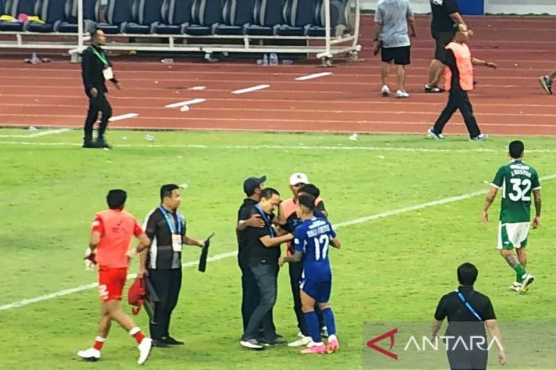 CEO PSIS Semarang A.S.Sukawijaya mendapat pertolongan setelah diduga terlika akibat lemparan batu saat ricuh antarpenonton saat pertandingan Liga 1 Indonesia 2023/2024. - Image