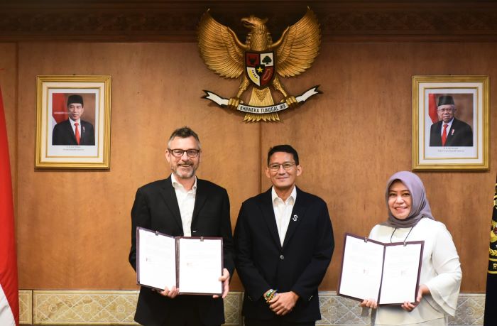 Dari kiri, Director Prime Video Southeast Asia David Simonsen bersama Menparekraf Sandiaga Uno serta Deputi Bidang Sumber Daya dan Kelembagaan Kemenparekraf Martini Mohamad Paham. - Image