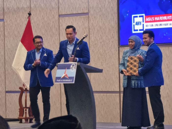 Ketua Umum Demokrat Agus Harimurti Yudhoyono (AHY) memberikan rekomendasi kepada Khofifah Indar Parawansa untuk Pilkada 2024. - Image