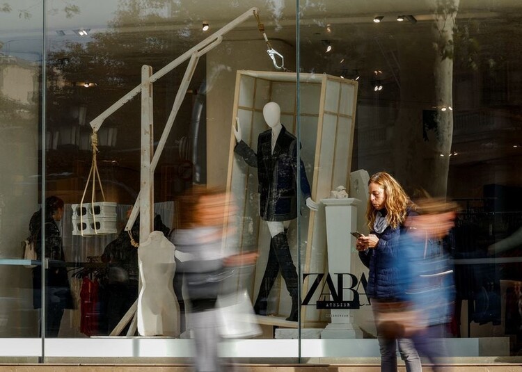 Etalase Toko ZARA di Passeig de Gracia di Barcelona. /Sumber: (Reuters.com) - Image