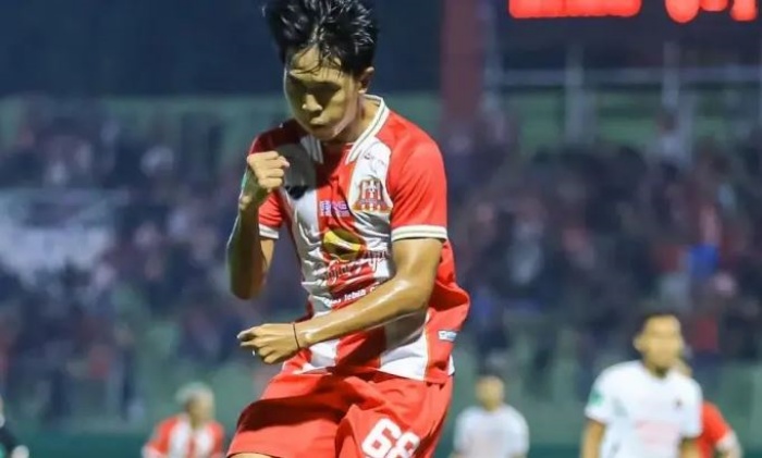 Amar Fadzillah merayakan golnya ke gawang Persipa Pati. Deltras Sidoarjo keluar sebagai pemenang dengan skor 2 gol tanpa balas. (Instagram Official Deltras Sidoarjo) - Image