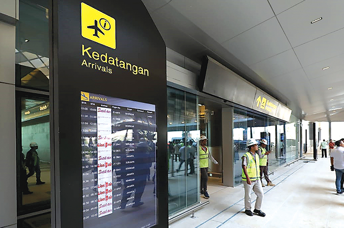 SUDAH SIAP: Papan informasi kedatangan pesawat terpasang di salah satu sudut Bandara Internasional Dhoho, Kediri. - Image