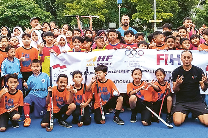 RUTIN LATIHAN: Tim hoki SDN Pacar Keling X berfoto bersama selepas latihan beberapa waktu lalu. Meski tidak berlatih di lapangan olahraga yang luas, beberapa kali tim hoki SDN Pacar Keling X juara. - Image
