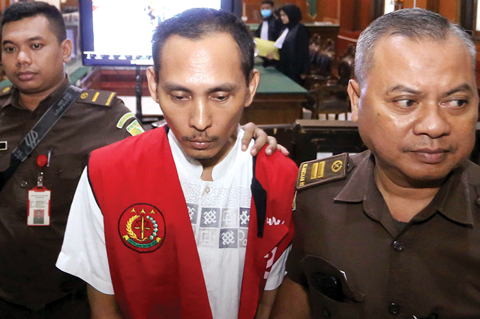 Rerdakwa Rochmad Bagus dikeler ke penjara setelah dituntut hukuman 19 tahun penjara. - Image