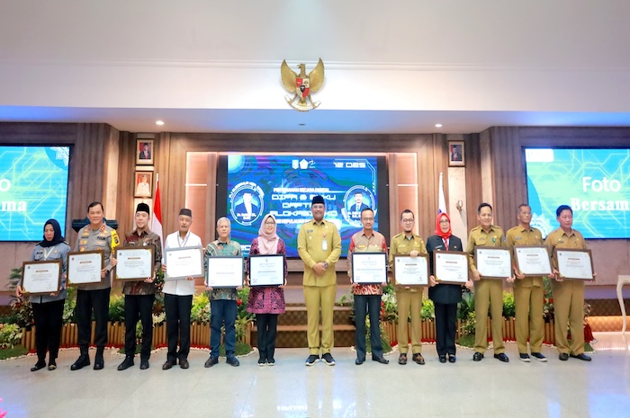 Pemkot Pangkalpinang diberi penghargaan sebagai pemerintah daerah dengan penyajian data terbaik. (Dok. Pemkot Pangkalpinang) - Image