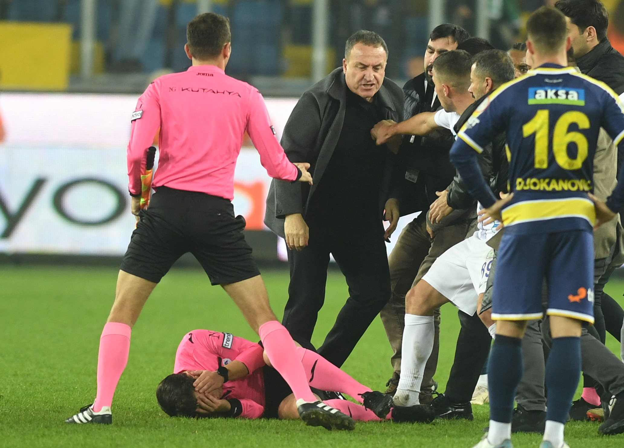 Faruk Koca, Presiden MKE Ankaragucu, melakukan pemukulan kepada wasit. (Reuters) - Image