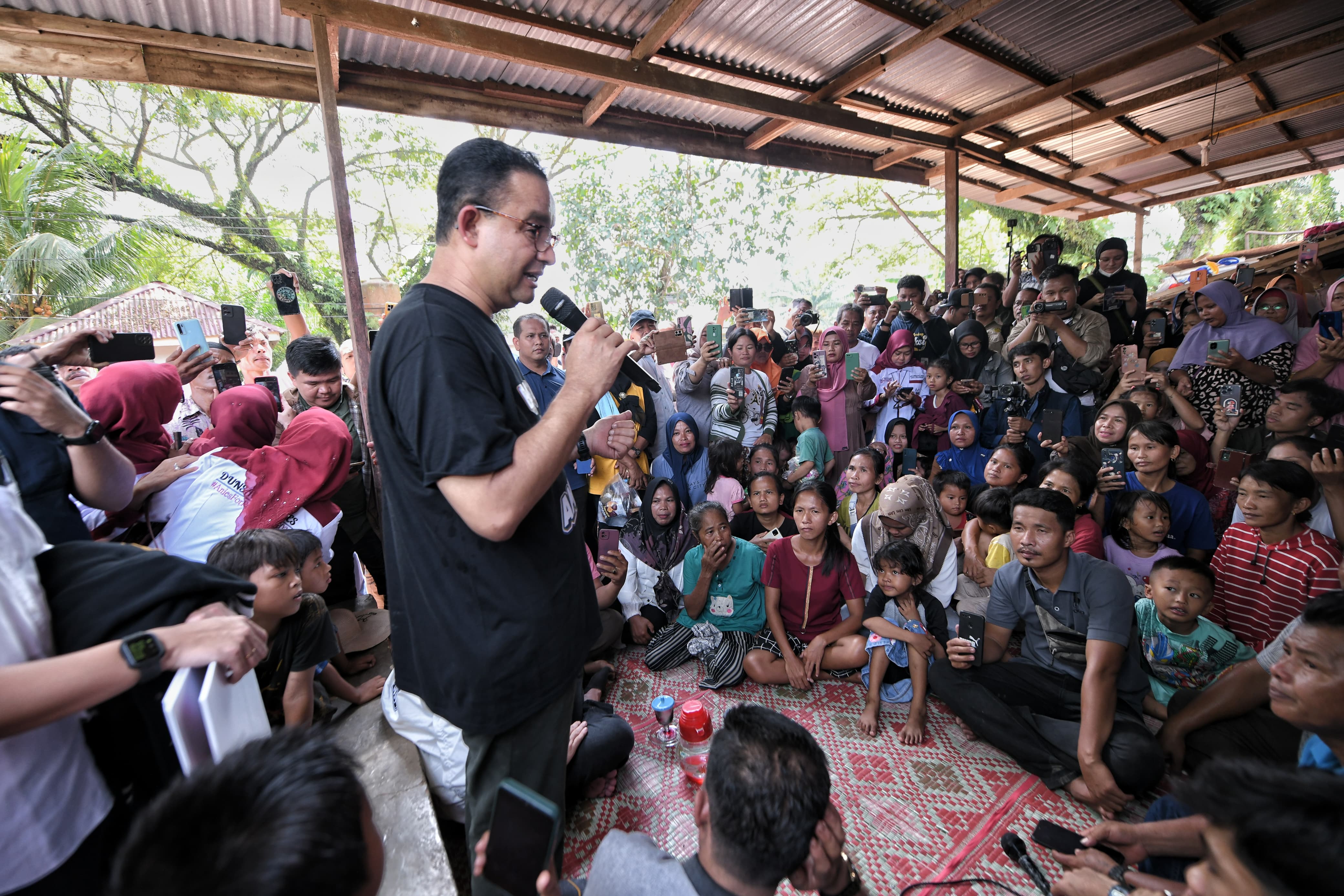 Calon Presiden nomor urut 1 Anies Baswedan mengunjungi Kampung Bata atau Kampung Binjai Pelombo, Tuah Negeri, Tenayan Raya, Kota Pekanbaru, Rabu(13/12/2023). - Image