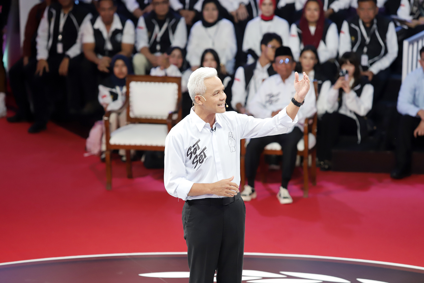 Capres nomor urut 3 Ganjar Pranowo menyampaikan visi misinya dalam debat perdana Capres dan Cawapres 2024 di Gedung KPU, Jakarta, Selasa (12/12/2023). - Image