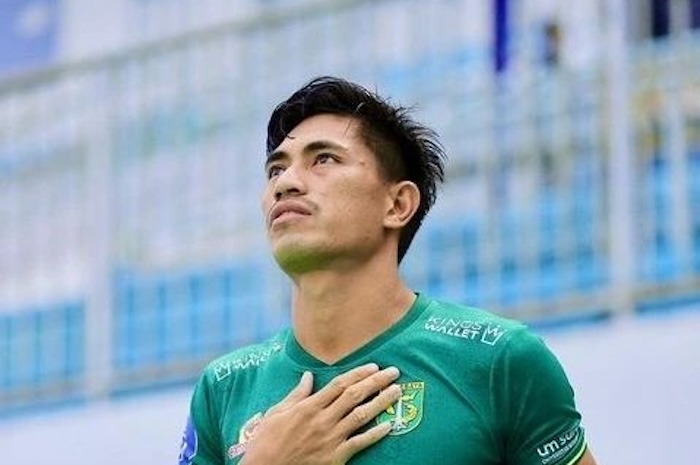 Riswan Lauhin siap diturunkan sebagai starter dalam laga Persebaya Surabaya vs Persis Solo di Gelora Bung Tomo sore ini. (Instagram Riswan Lauhin) - Image