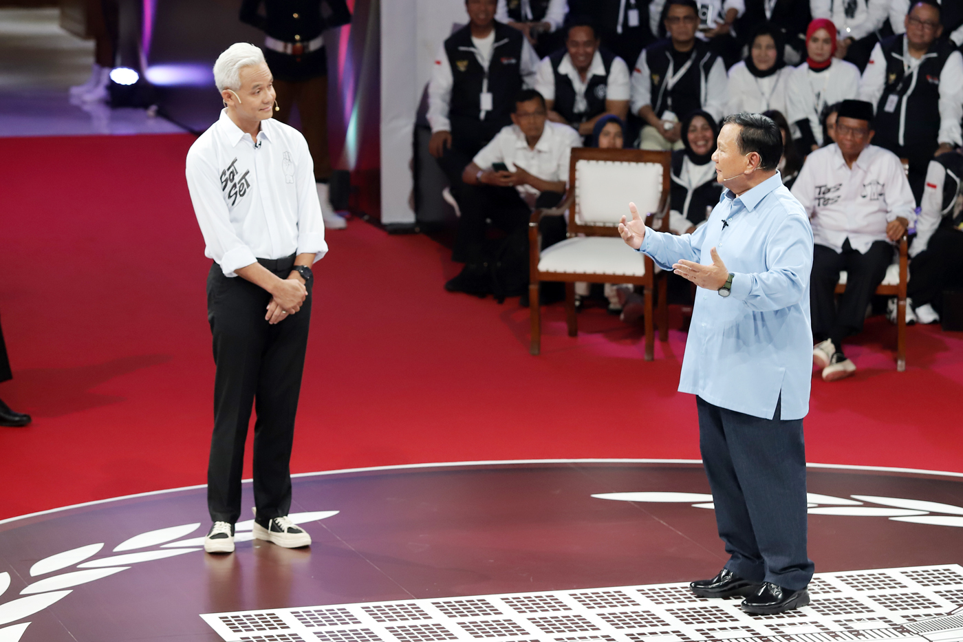Capres nomor urut 2 Prabowo Subianto dan Capres nomor urut 3 Ganjar Pranowo beradu gagasan dalam debat perdana Capres dan Cawapres 2024 di Gedung KPU, Jakarta, Selasa (12/12/2023). - Image