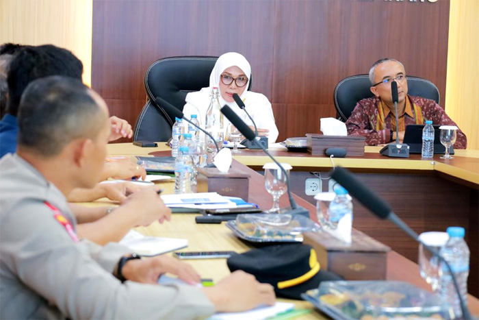 Penjabat Wali Kota Pangkalpinang, Lusje Anneke Tabalujan menggelar Rakor Triwulan IV Pembahasan Langkah Kongkrit Pengendalian Inflasi dan Rencana Pelaksanaan Sidak Harga dan Stok Bahan Pokok. - Image