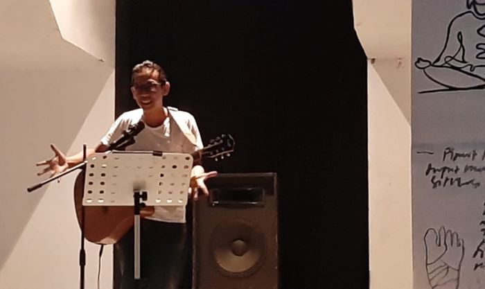 Penampilan pertunjukan musik Agung M. Abul bertajuk Pereda Nyeri + Vitamin Neurotropik. - Image
