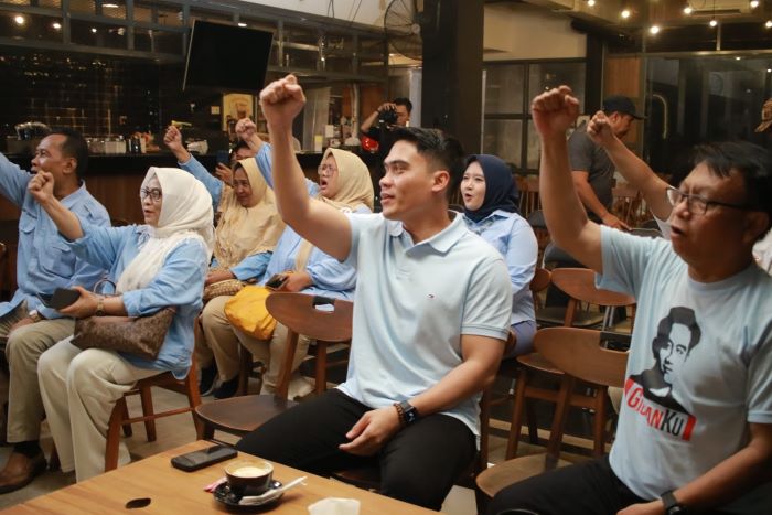 Gerindra Surabaya memboyong kader hingga Gen Z menyaksikan debat calon presiden (capres) pada Selasa (12/12) malam. - Image