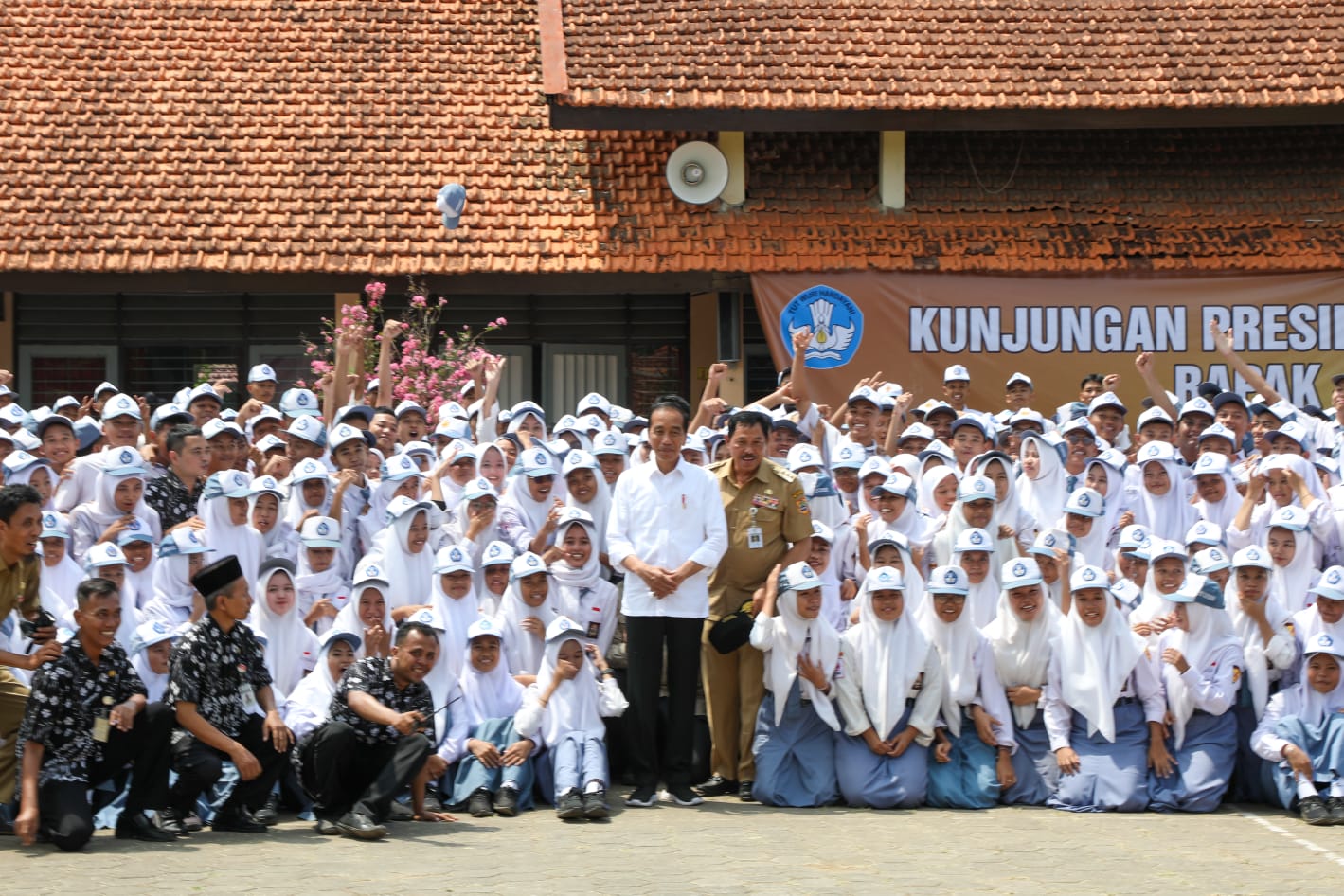 Penjabat (Pj) Gubernur Jawa Tengah, Nana Sudjana mendampingi Presiden Joko Widodo (Jokowi) meninjau SMKN 1 Kedungwuni, Kabupaten Pekalongan, Rabu, 13 Desember 2023. - Image