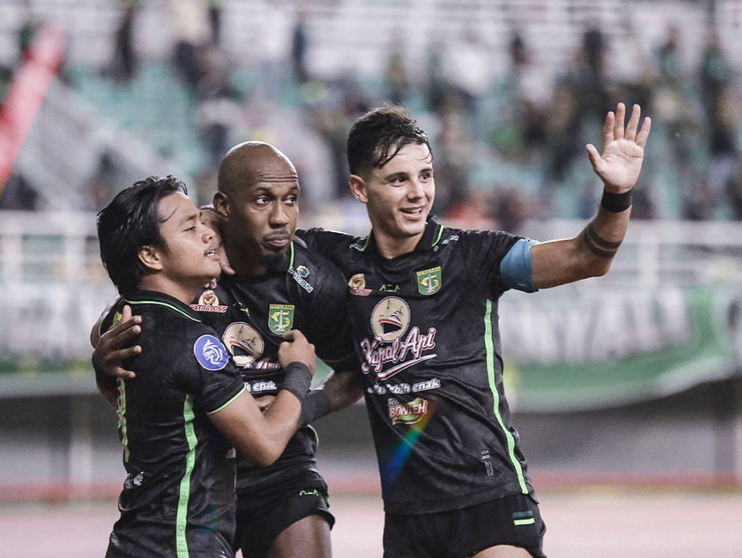Paulo Henrique (tengah) merayakan gol bersama rekan-rekannya saat Persebaya menjamu Persis, Rabu (13/12) petang WIB. - Image