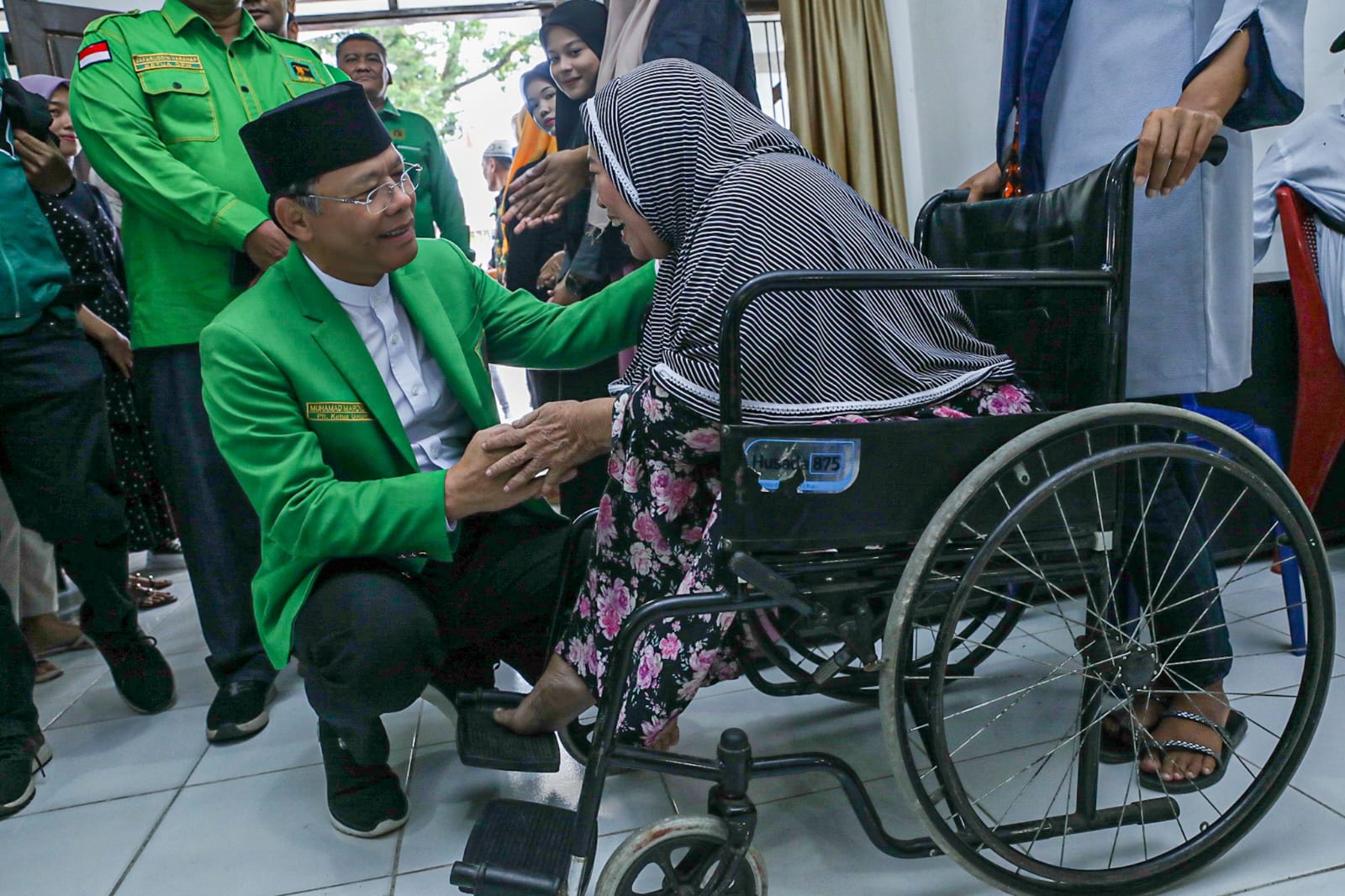 Plt Ketua Umum PPP Muhamad Mardiono bersama ratusan penyandang disabilitas yang tergabung dalam Persatuan Tunanetra Indonesia (Pertuni) saat kunjungannya ke Medan, Sumatera Utara (Sumut). (Istimewa) - Image