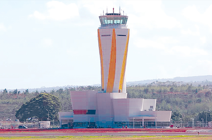 MENJULANG: Seperti inilah bentuk menara air traffic controller (ATC) di Bandara Dhoho, Kediri. Pengoperasian bandara ini masih menunggu rekomendasi dari Kemenhub. - Image