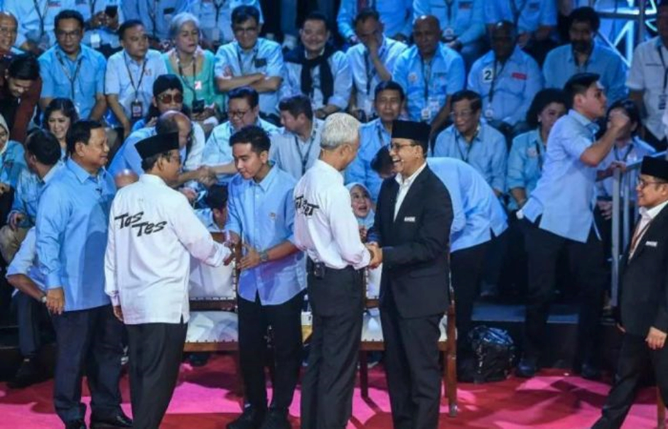 Tiga calon presiden (Capres) dan calon wakil presiden (Cawapres) tampil dengan gaya santai dan trendi. - Image