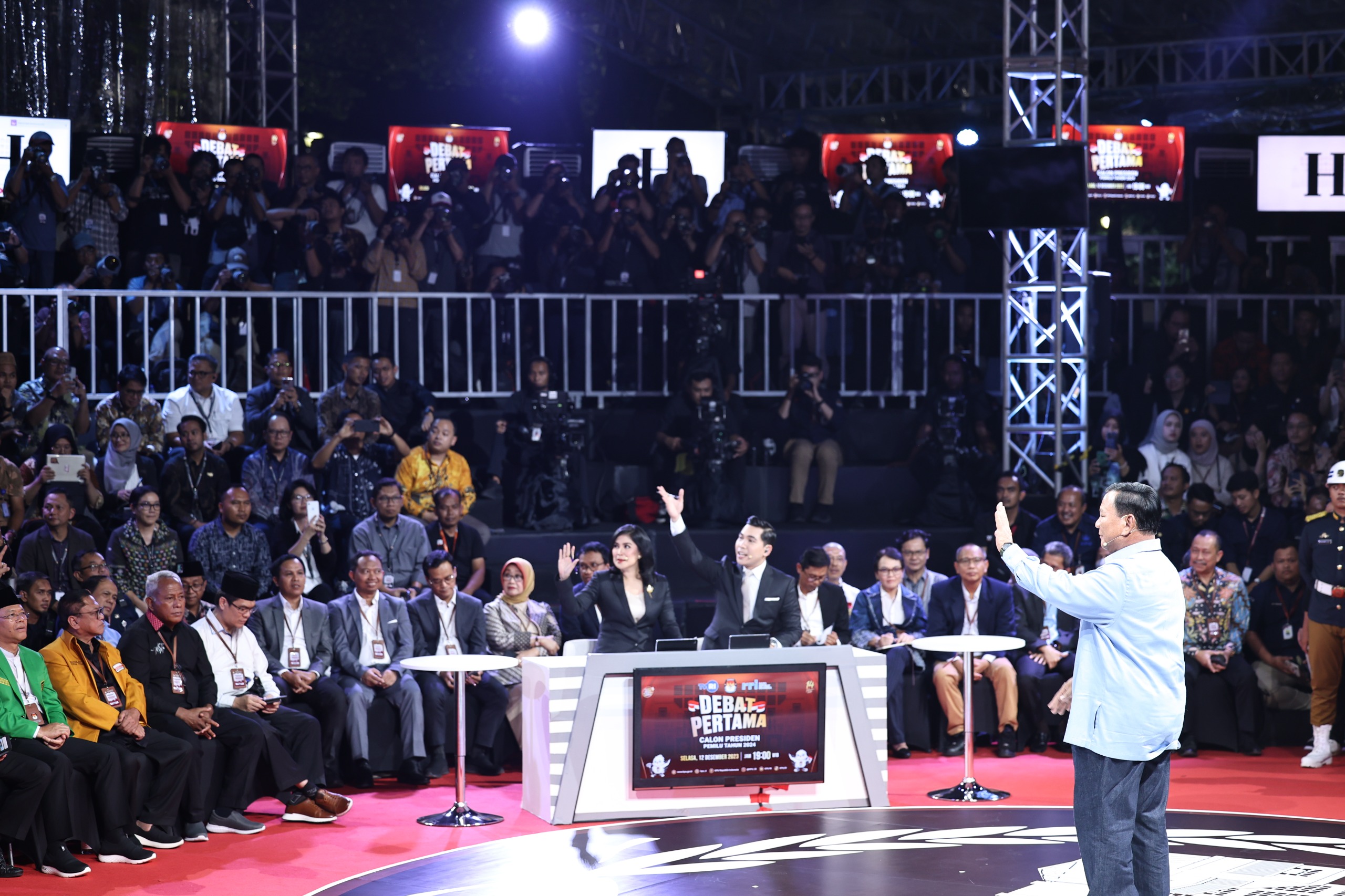 Prabowo Subianto di acara Debat Capres 2024 pertama di gedung KPU RI, Selasa (12/12). (Dok. Tim Prabowo-Gibran) - Image