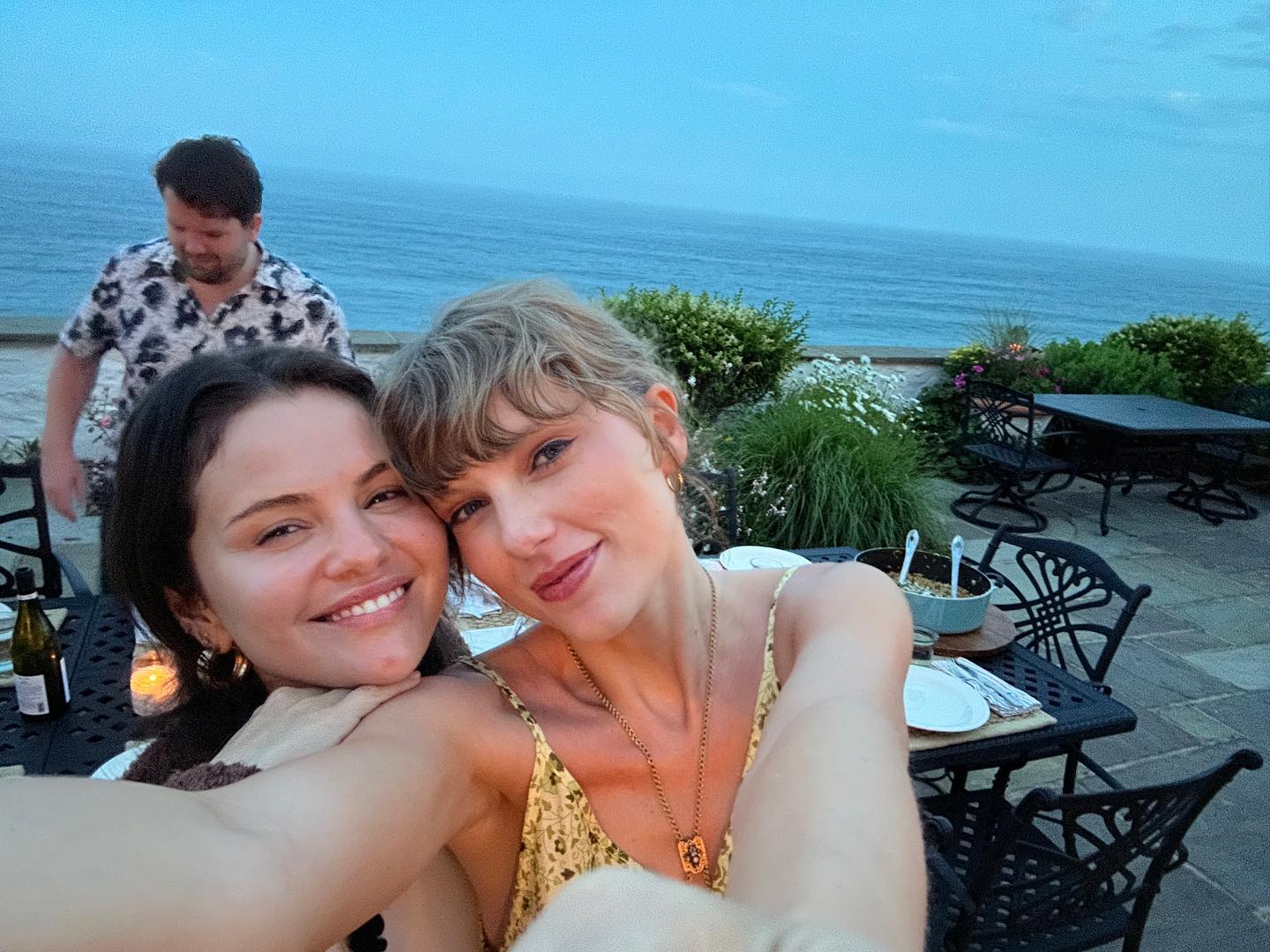 Taylor Swift dan Selena Gomez dikabarkan menghadiri acara amal untuk Gaza / sumber: instagram @selenagomez - Image