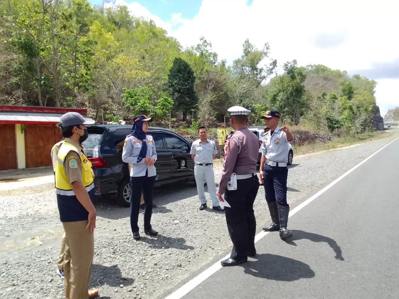 Petugas melakukan pemantauan dan persiapan pemasangan rambu di JJLS wilayah pesisir Senin (11/12). (Radar Jogja) - Image