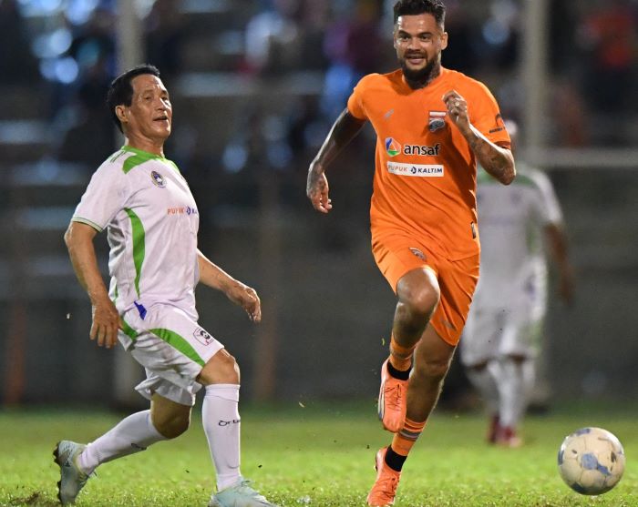 Legenda PKT Bontang bertanding lawan klub Liga 1 Borneo FC Samarinda pada rangkaian perayaan hari jadi PT Pupuk Kaltim, di Stadion Mulawarman, Bontang, pada 10 Desember. - Image