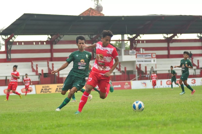Pemain Persesa (hijau) berusaha merebut bola dari kaki pemain Persepam saat bertanding di Stadion A. Yani Sumenep Rabu (13/12). (PERSSU MC UNTUK JPRM) - Image