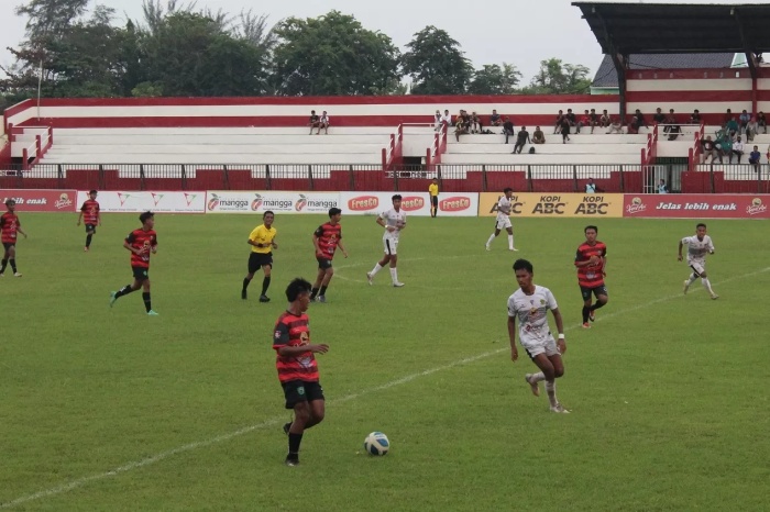 Pemain Perssu Madura City (putih) bertanding melawan Perseba (merah) di Stadion A. Yani, Desa Pabian, Kecamatan Kota, Sumenep, Rabu (13/12). (MUHAMAD ERWIN MAULIDIN M/JPRM) - Image