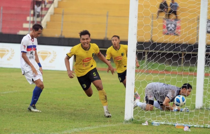 PSM Madiun saat melawan Arema Indonesia pada Rabu (13/12). (Bagas Bimantara/Radar Madiun) - Image