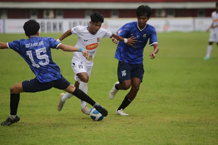 Pemain Persid Jember saat berduel dengan Persema Malang. Persema Malang tunduk dengan skor 3-0 di Stadion JSG, Rabu (13/12). (Wahana Djalu/Radar Jember) - Image