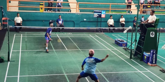Atlet PBSI Pamekasan Ach. Khairul Muzakki (rambut putih) bertanding dalam Gubernur Jatim Cup di GOR Sudirman, Surabaya, Sabtu (2/12). (PBSI UNTUK JPRM) - Image