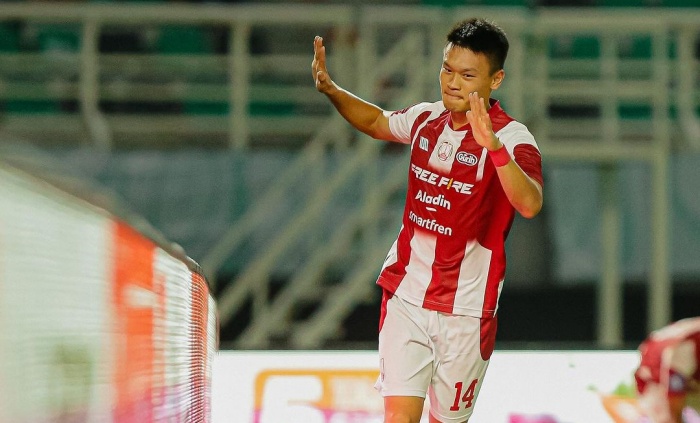 Sho Yamamoto terlihat melambaikan tangan dan senyuman tipis untuk menghormati para Bonek yang pernah mendukungnya ketika berseragam Green Force. (Instagram Official Persis Solo) - Image