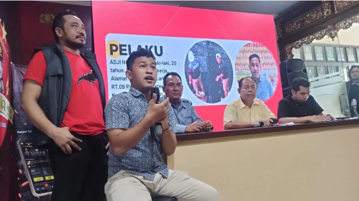 Tersangka perusakan bus suporter PSS Sleman ketika dihadirkan di Mapolrestabes Semarang. - Image