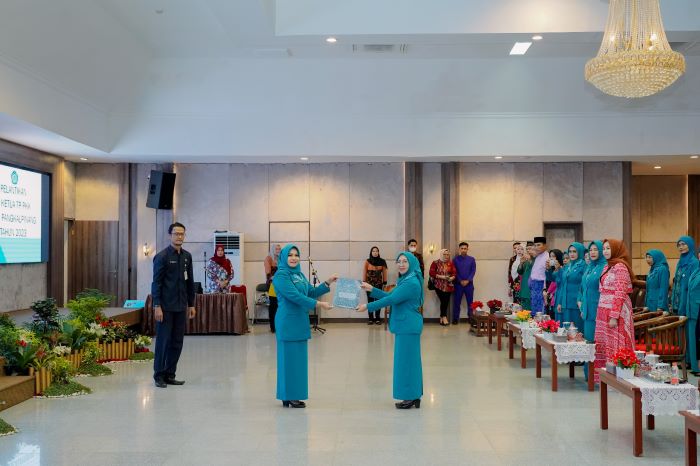 Pj Ketua TP PKK Kota Pangkalpinang Zumalia Mie Go resmi dilantik dan dikukuhkan Pj Wali Kota Pangkalpinang Lusje Anneke Tabalujan. - Image
