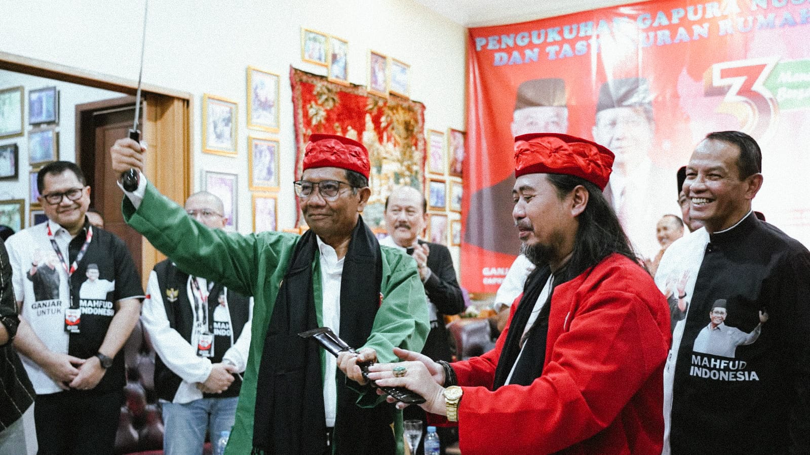 Cawapres nomor urut 3, Mahfud MD menghadiri pengukuhan Gapura Nusantara Banten, dan Tasyakuran Rumah Pemenangan Ganjar-Mahfud, di Desa Warunggunung, Lebak, Banten, Rabu (13/12/23). (Istimewa) - Image