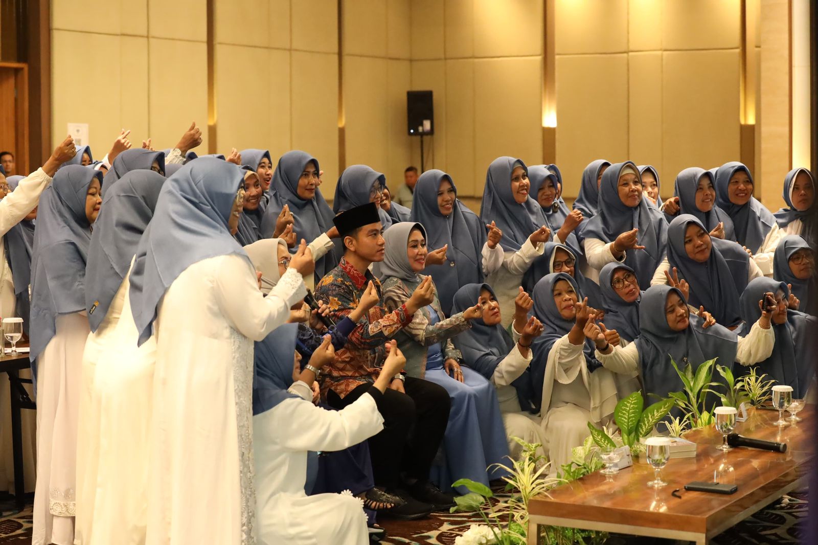 Walikota Solo Gibran Rakabuming Raka melakukan silaturahmi dengan lebih kurang 125 orang Bu Nyai, yaitu Istri dari pengurus pondok pesantren dan Mejelis Taklim dari 13 Kabupaten di Hotel Aston Solo. - Image