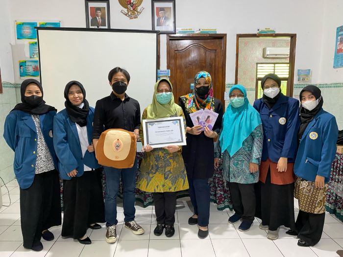 Staf pengajar dan para calon dokter spesialis obstetri dan ginekologi Fakultas Kedokteran Universitas Airlangga kenalkan pijat perineum di Puskesmas Peneleh Surabaya. - Image