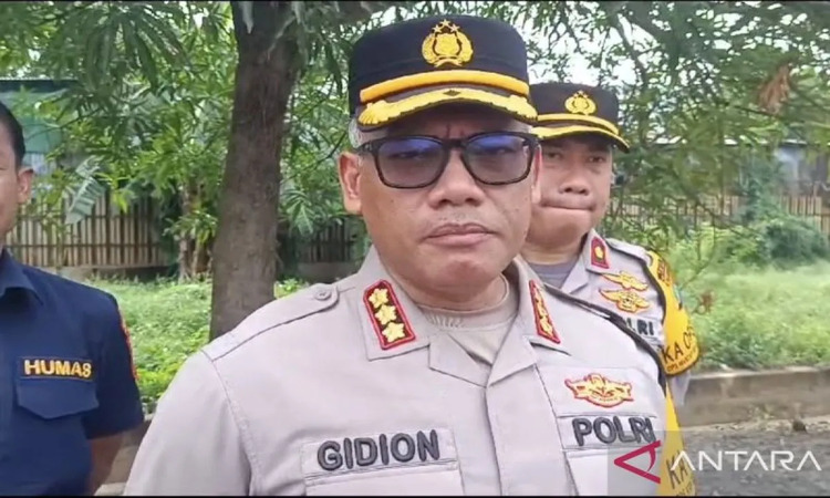 Kapolres Metro Jakarta Utara Kombes Pol Gidion Arif Setyawan memberikan konfirmasi terkait peristiwa penganiayaan ayah terhadap anak kandung di Jakarta Utara. - Image