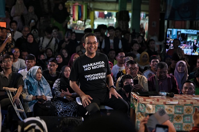 Capres nomor urut 1 Anies Baswedan mengenakan kaos bertuliskan "WAKANDA NO MORE INDONESIA FOREVER" dalam lawatannya ke Riau, Rabu (13/12). - Image