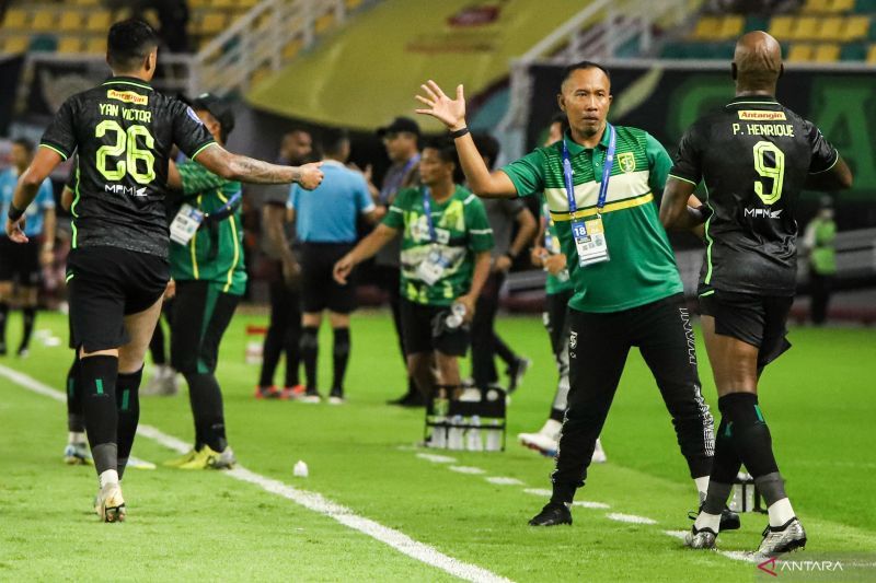 Pelatih sementara Persebaya Uston Nawawi (kanan) memberi instruksi kepada anak asuhnya saat pertandingan melawan Persis Solo di Stadion GBT Surabaya, Rabu (13/12/2023) malam. (ANTARA/Rizal Hanafi) - Image